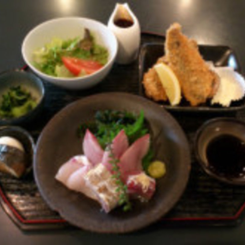刺身盛り合わせ・アジフライ(tutti （トゥッティ）)