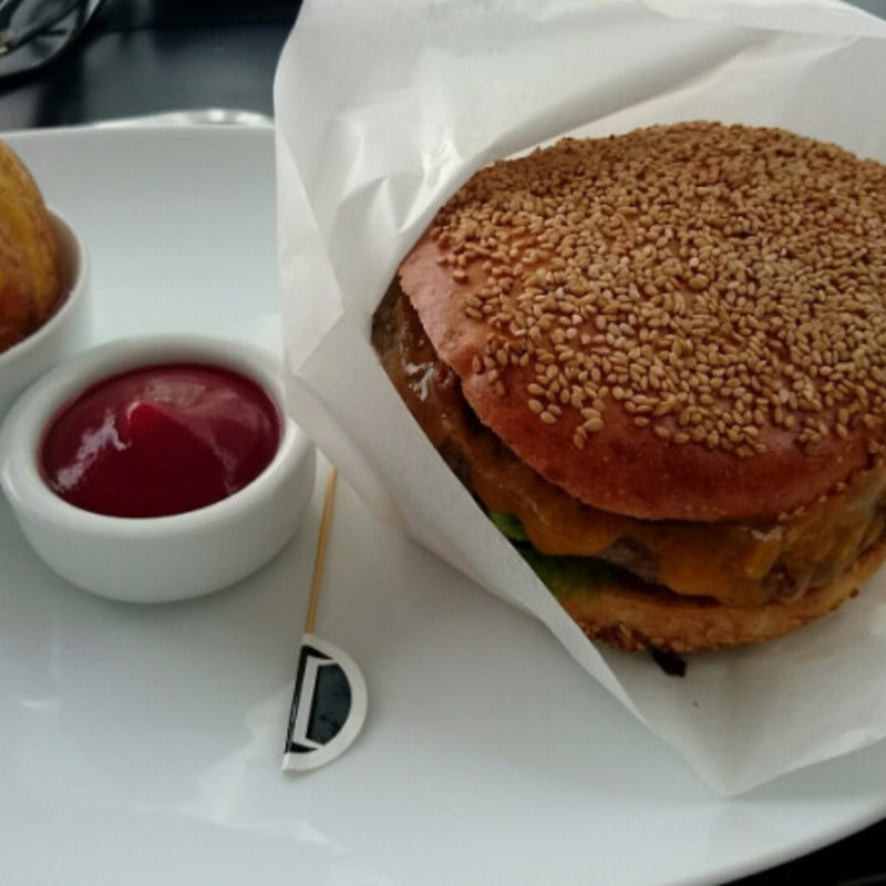 ハンバーガー(TWO ROOMS Grill ｜Bar （TWO ROOMS グリル | バー）)