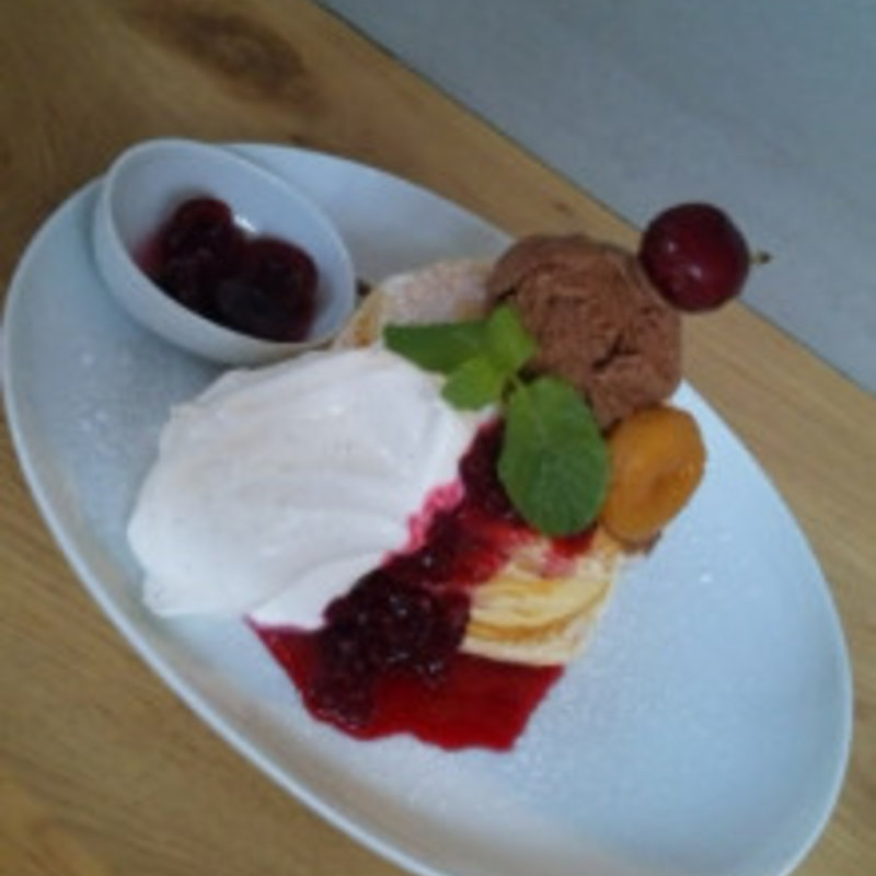 今月のパンケーキ　チェリーとクランベリーのパンケーキ(uzna omom b one )