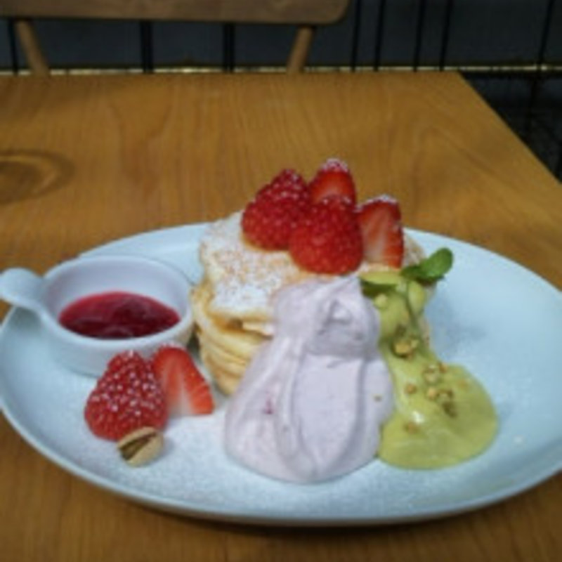 今月のパンケーキ　自家製いちごホイップとピスタチオカスタード(uzna omom b one )