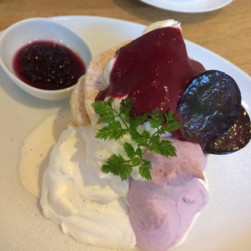 今月のパンケーキ　葡萄とカシスとマスカルポーネクリーム(uzna omom b one )