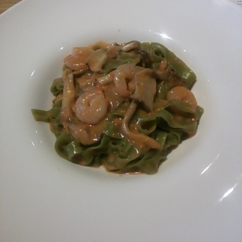 麺：タリアテッレ（ブレンドはほうれん草）
ソース：海老と愛別産きのこのトマトクリームソース(VALORE SPAGHETTERIA)