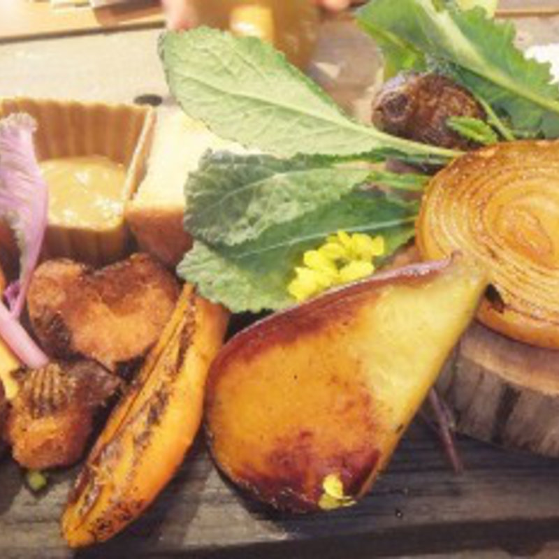 本日収穫の野菜の鉄板プレート(WE ARE THE FARM 恵比寿店)