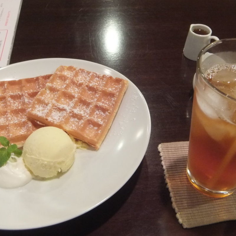 メープル、バニラアイス添えのワッフル(Yama Cafe （ヤマカフェ）)