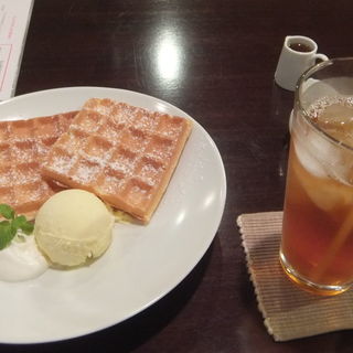 メープル、バニラアイス添えのワッフル(Yama Cafe （ヤマカフェ）)