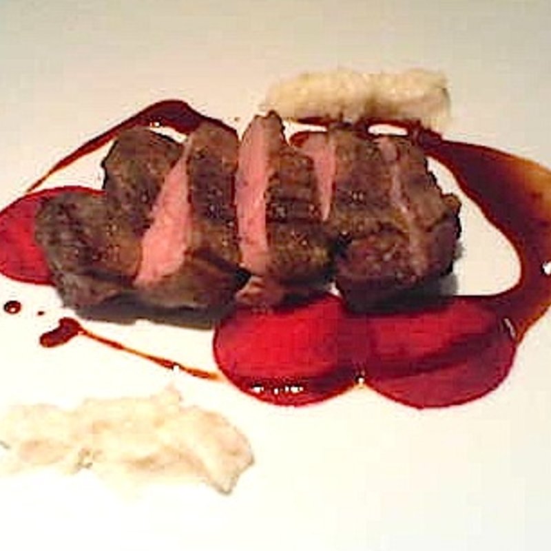 マダムビュルゴーのシャラン鴨もも肉のソテー　白と赤のソース(ア・ニュ)