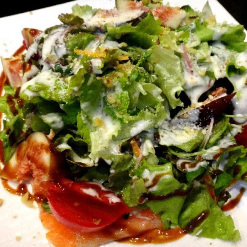 スモークサーモンとイチジクのサラダ(創作和食あおき)