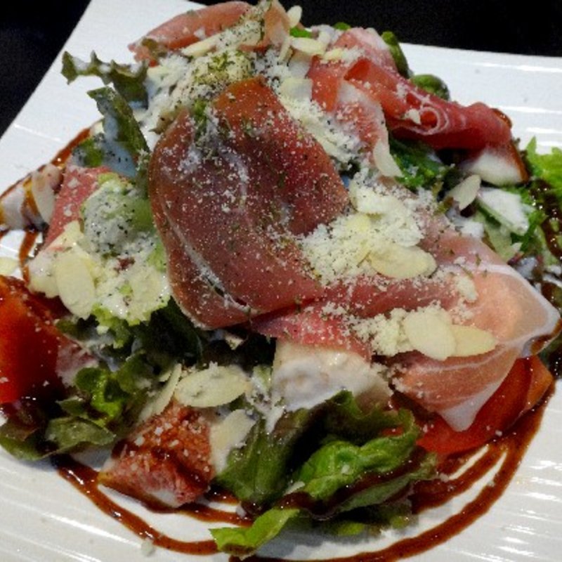 生ハムとイチジクのシーザーサラダ(創作和食あおき)