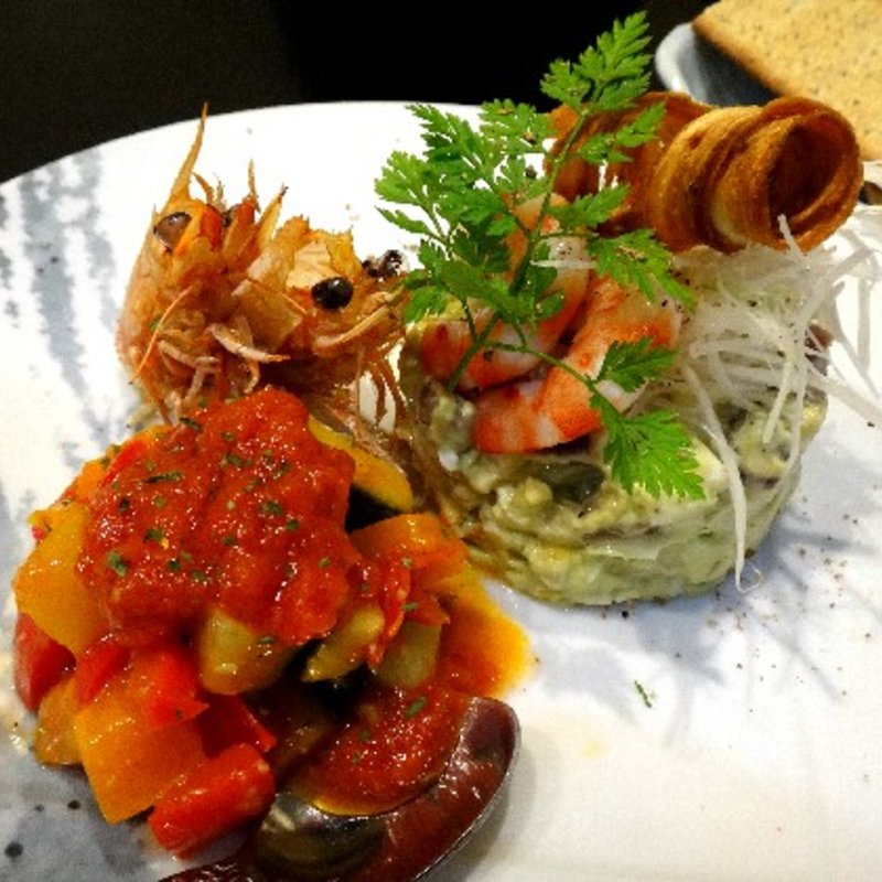 鮪とアボガドのタルタル　　　　　　　～車海老のせ～(創作和食あおき)