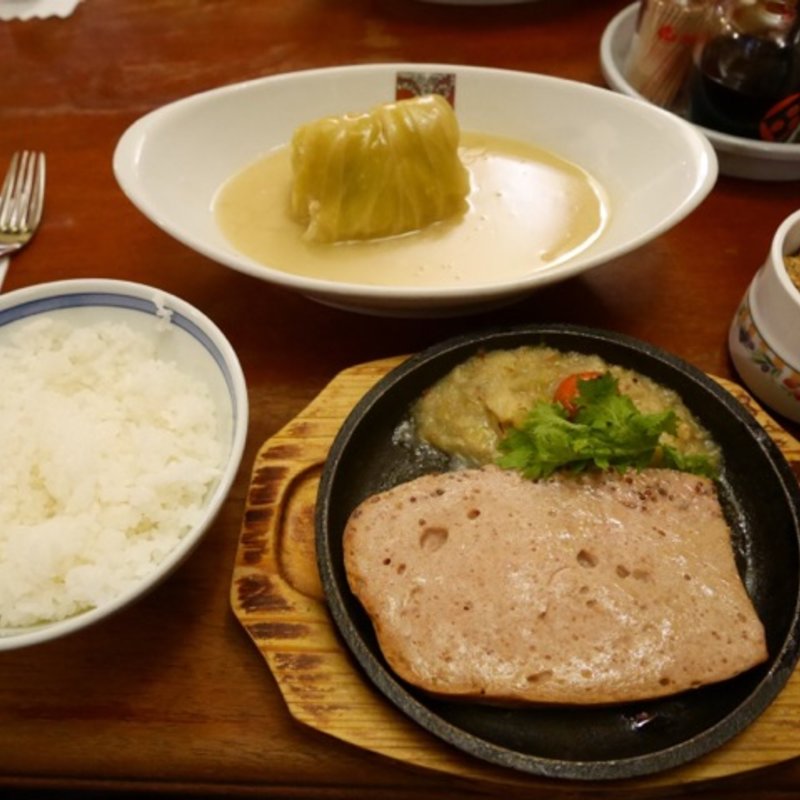 ロールキャベツシチュー1貫＋釜揚げソーセージソテー(洋食 アカシア 新宿本店)