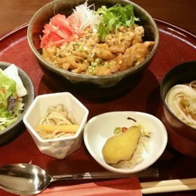 比内地鶏丼うどんセット(秋田県アンテナショップ＆ダイニング あきた美彩館)