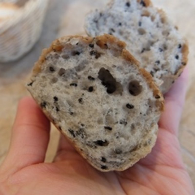 ごまパン(カフェ アクイーユ 恵比寿)