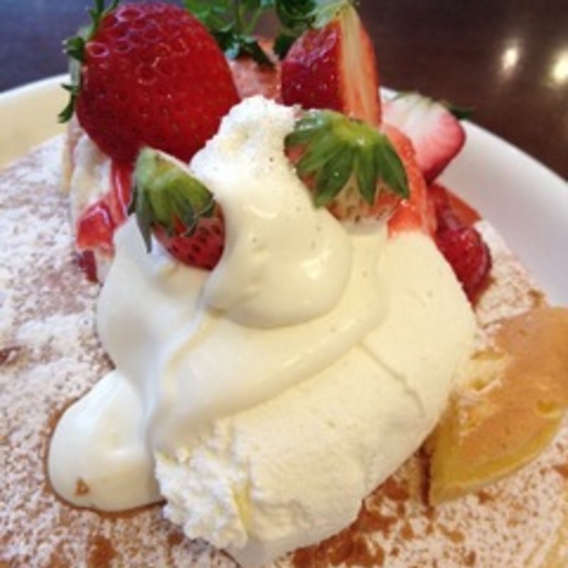 ホワイトデーパンケーキと苺ソースのレアチーズパンケーキ(カフェ アクイーユ 恵比寿)