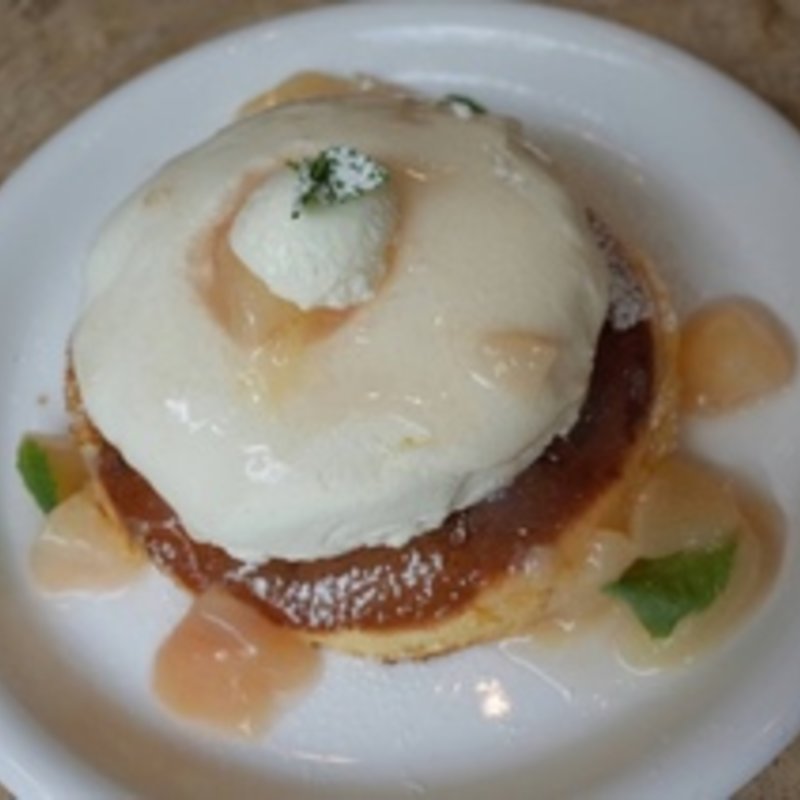 桃のレアチーズパンケーキ(カフェ アクイーユ 恵比寿)