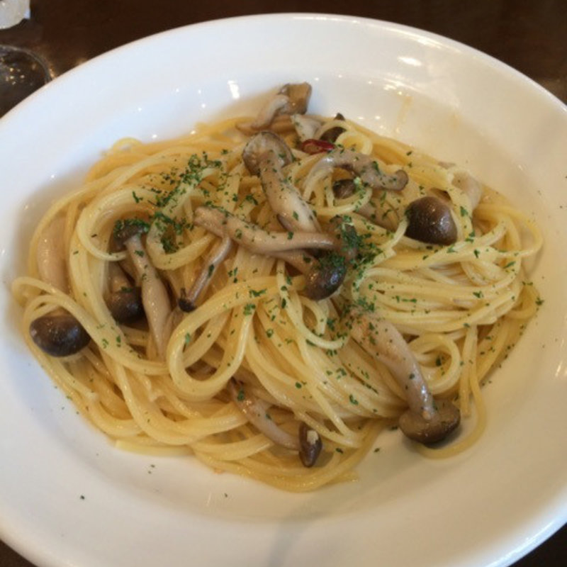 アンチョビ&きのこのペペロンチーノ(カフェ アクイーユ 恵比寿)