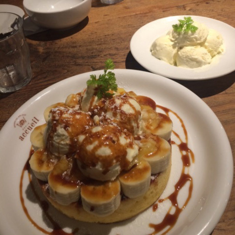 バニラ&ホイップ&バナナパンケーキ、キャラメルソース（ハーフ）(カフェ アクイーユ 恵比寿)