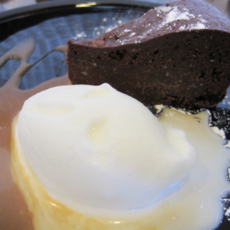 ガトーショコラケーキとアイス(アグレアーブル （French ＆ Italian agreable）)