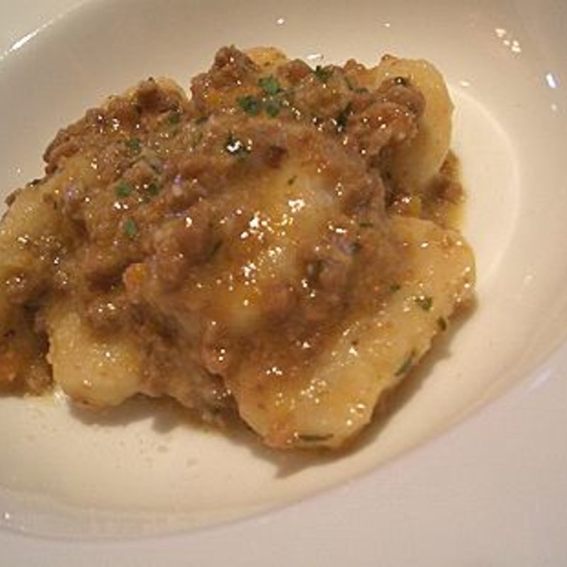 岩手短角牛と鹿児島の黒豚のラグーソースのじゃがいものニョッキ(アッカ プント エッフェ)