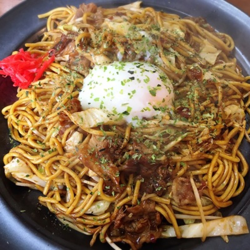 ぶるだっく焼きそば、ど根性盛り、温玉トッピング(あっ晴れ )