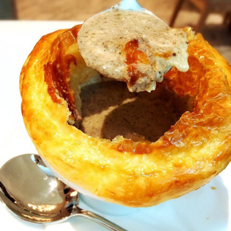 トリュフスープが入ったポットパイ(Ken Adonis)