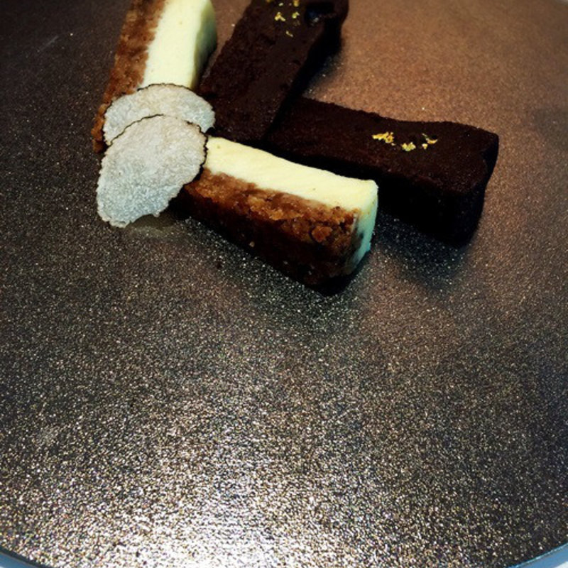 トリュフのチーズケーキとガトーショコラ(Ken Adonis)