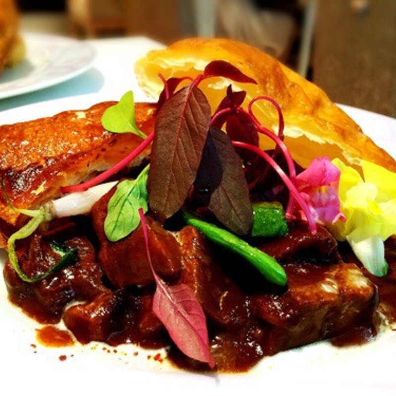 牛ほほ肉赤ワイン煮のビーフシチューパイ(Ken Adonis)