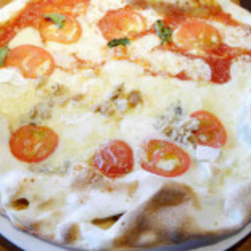 ハーフ＆ハーフ（マルゲリータ＆クワトロフォルマッジ）(アトリエ・ド・フロマージュ ピッツエリア・カフェ店 （Atelier de Fromage）)