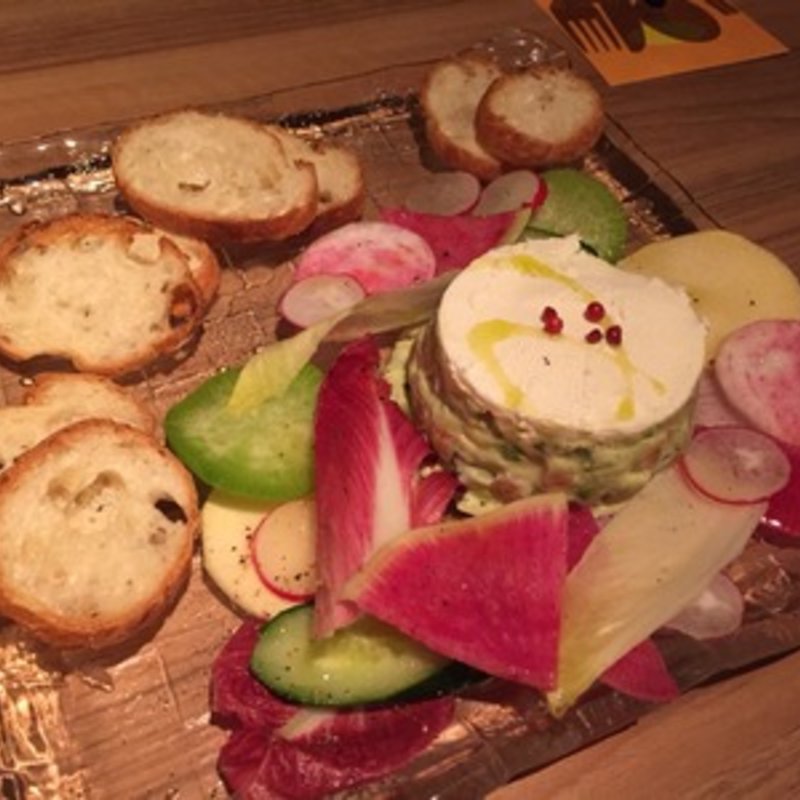 サーモンとアボカドの自家製チーズのタルタル(アトリエ・ド・フロマージュ 南青山店)