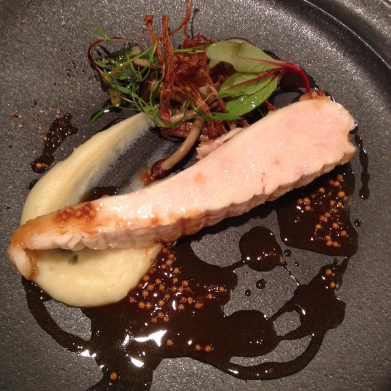 大山鶏のしっとりローストキノコのソテー、マスタードクリームソース(アムール （amour）)