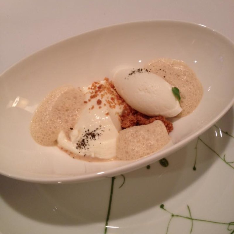 黒ゴマのブランマンジェ蜂蜜のアイスクリームとクランブル(アムール （amour）)