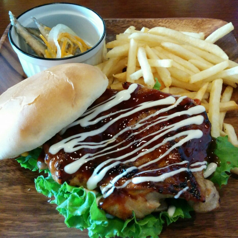 BBQチキンバーガー/フレンチフライ(アメリカンダイニングバーORCHARDROOM)