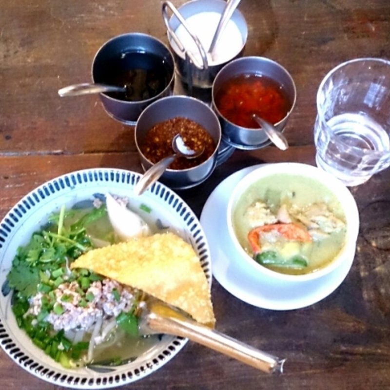 フォーとグリーンカレーのセット(アムリタ食堂)