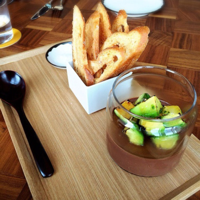 キャラメリゼしたアボカドに、チョコレートムースを合わせたもの(BeBu （ビブ）)