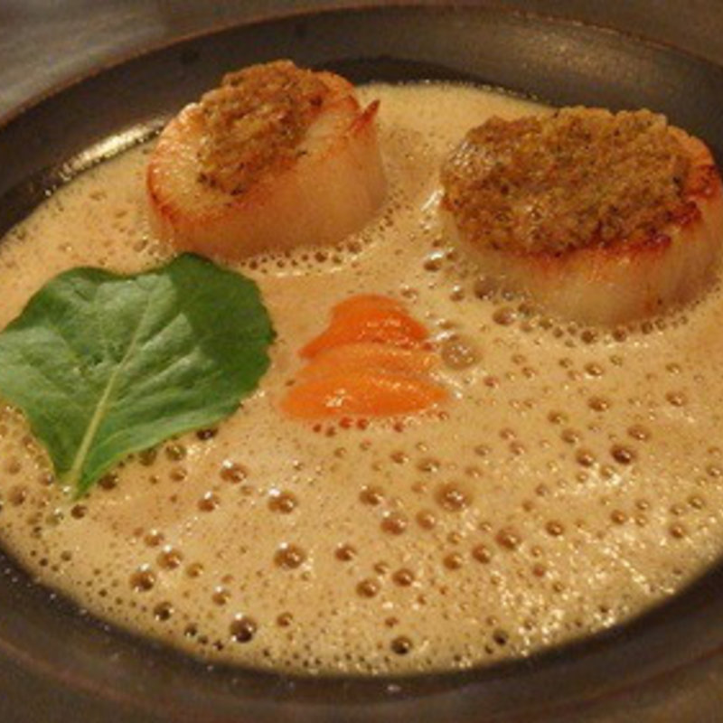 帆立のソテー　フェンネルポレンクラスト　雲丹クリームソース(BeBu （ビブ）)