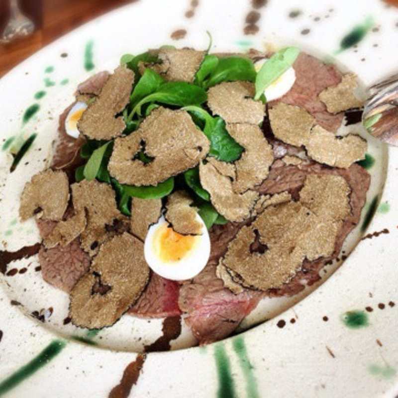 牛肉のカルパッチョにサマートリュフを乗せた一皿(BeBu （ビブ）)