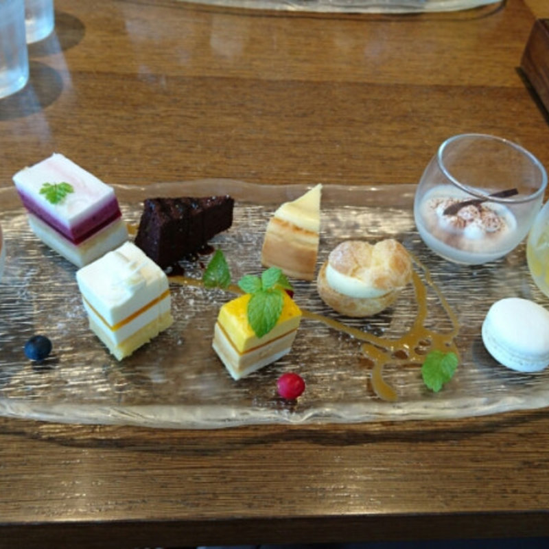 10種のデザート盛り合わせ(イグ･カフェ ヒルトンプラザウエスト店)