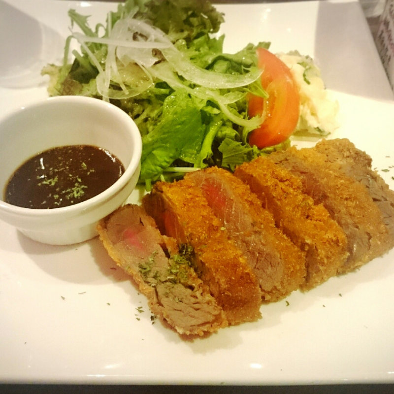 国産牛のレアカツレツ(イタリアンバール バル道 博多店)