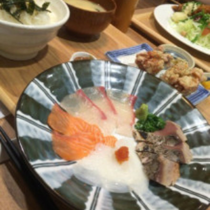 海鮮丼と唐揚げのセット(いっかく食堂 天神店)