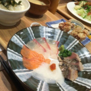 海鮮丼と唐揚げのセット(いっかく食堂 天神店)