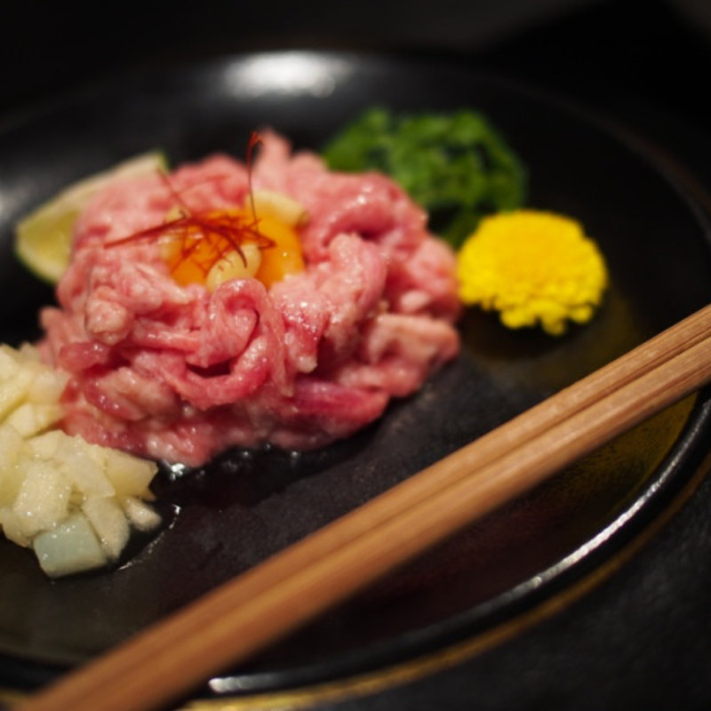 黒毛和牛の上タン塩ユッケ(イマサラ中目黒店)