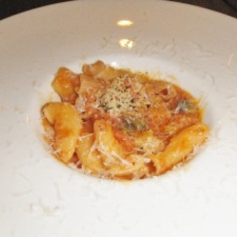 ペコリーノチーズとケイパーのポモドーロ リガトーニ(イル フューメ （Il Fiume）)