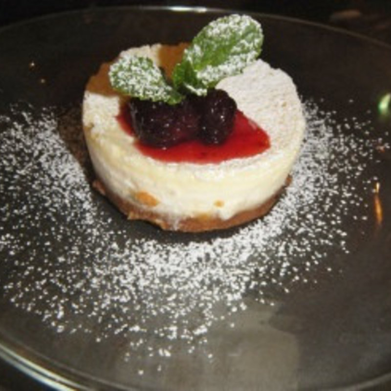 レアチーズケーキ　シナモンビスケットと一緒に(イル フューメ （Il Fiume）)