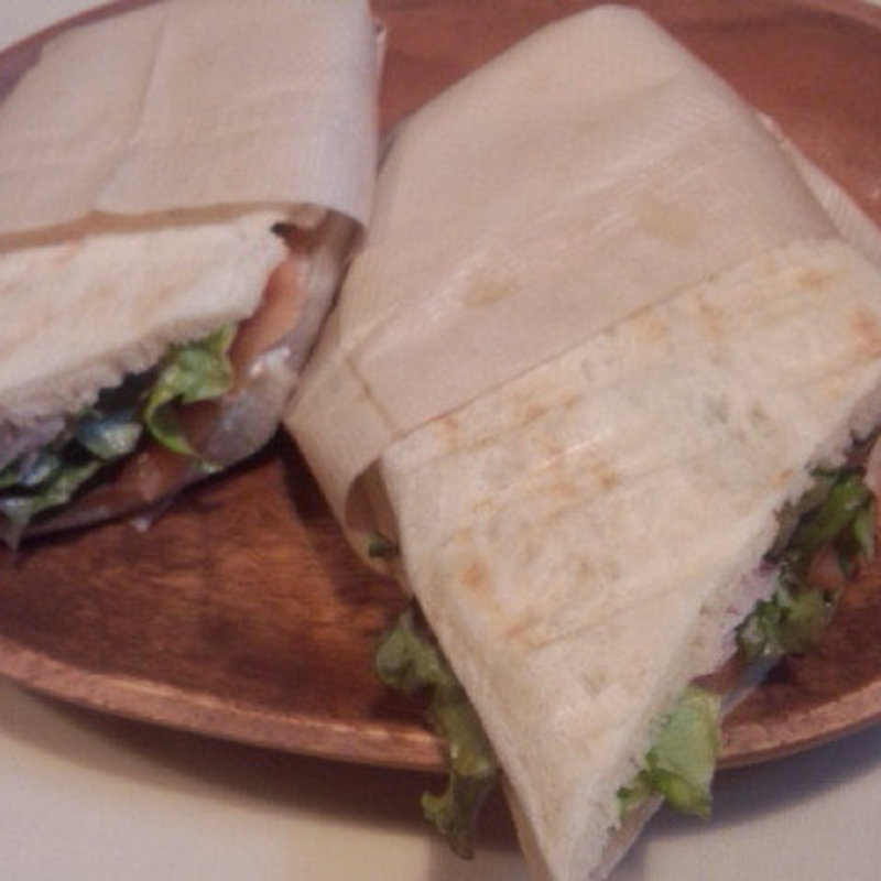 スモークサーモンとクリームチーズのパニーノ(イル ランポ （IL LAMPO）)