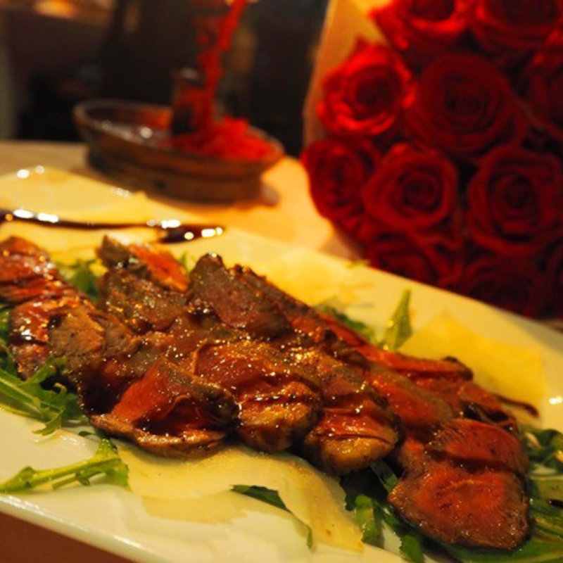 牛肉のスライス、ルッコラとパルミジャーノ添え (イル・ブッテロ )