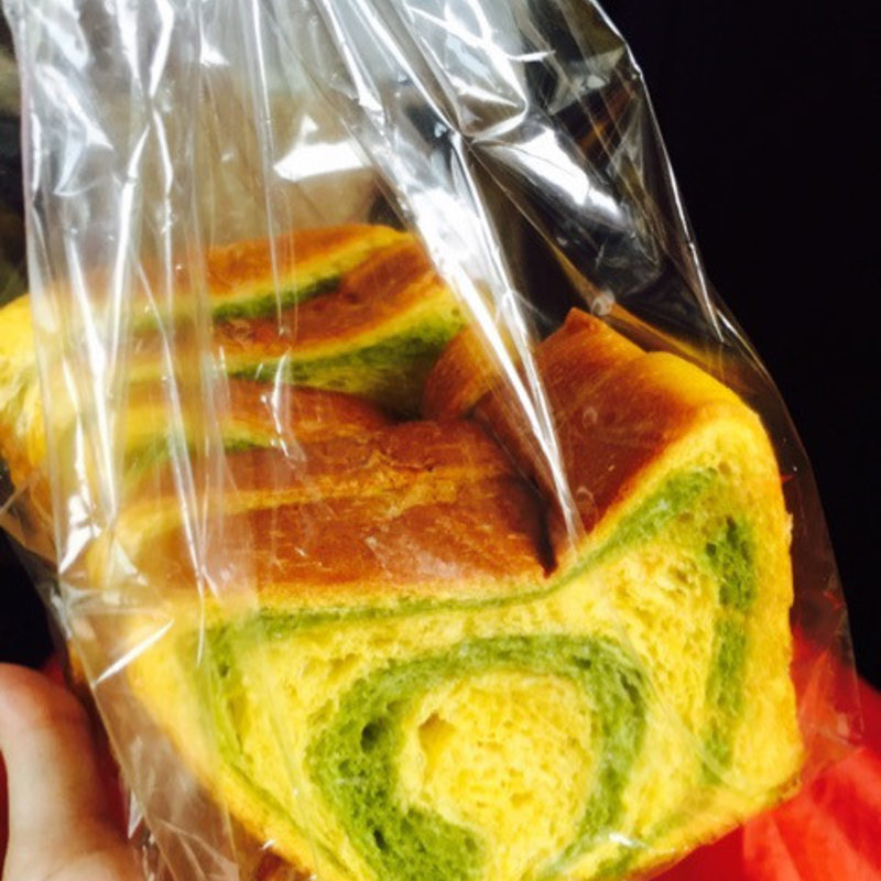 ぐるぐる食パン(イロハパン プラス オヤツ （108ぱん＋OYATSU）)