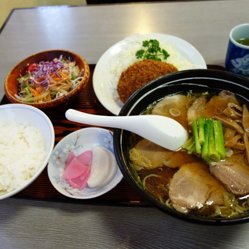 チャーシューメン、メンチ、半ライス、生野菜のセット(い志い)