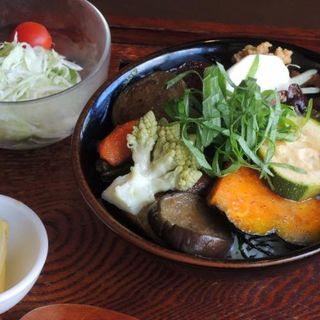 八百屋の十一種野菜丼(ウェイク カフェ （wake cafe）)