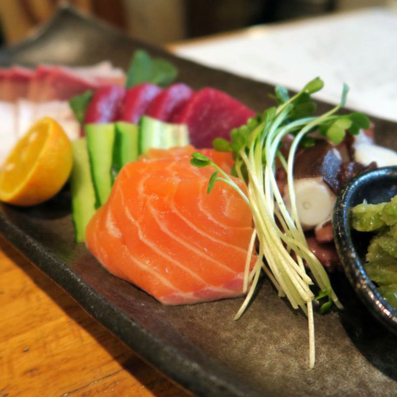 造り盛り（昼網蛸ブツ・サーモン・メバチマグロ・ブリトロ）(うちのおかん時々おとん)