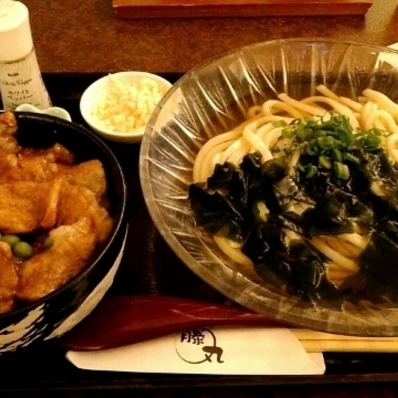 冷やしかけうどんにわかめトッピング、ミニ豚丼付き(うどん館藤丸)