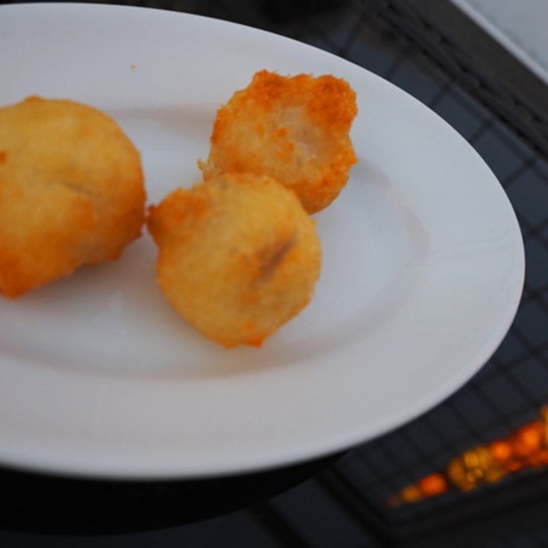 ミルキーモッツァレラと生ハムのフリット(ESCRIBA)